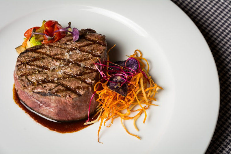 Bila Krava er en steakrestaurant efter fransk forbillede