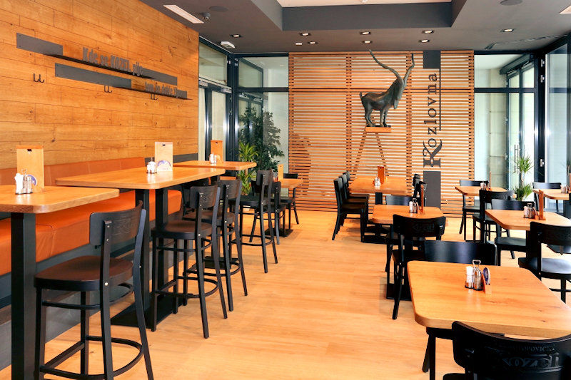 Den moderne Gastro Pub Kozlovna serverer blandt anden den sorte Kozel Øl, der er et hit hos mange danskere
