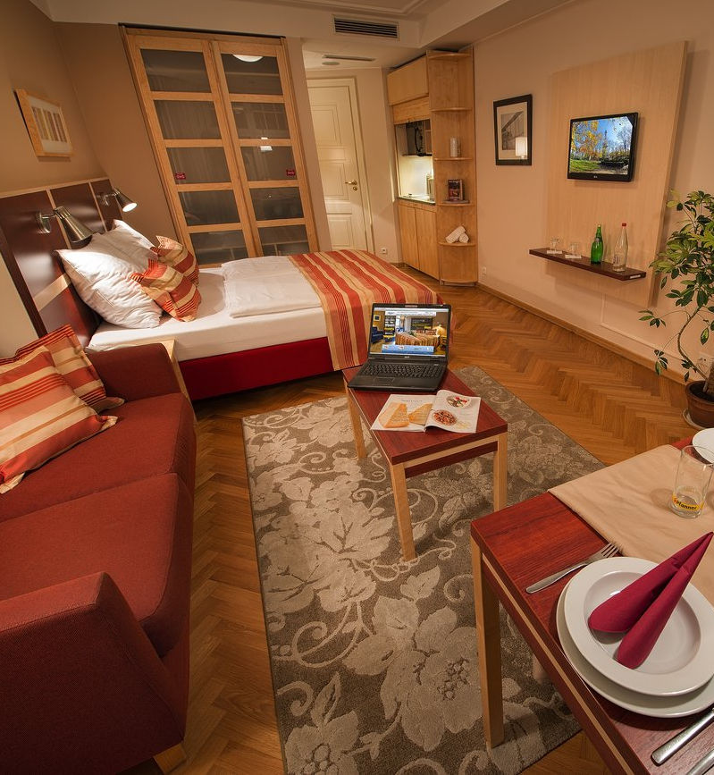 Hotel Julis har rummelige værelser med køkken, siddeområde og spisebord