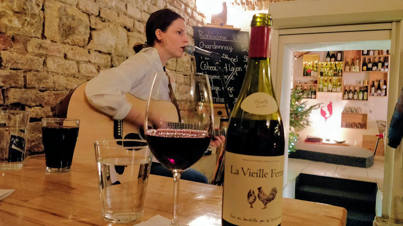 Přátelé Wine Friends kombinerer ofte den gode vin med rolig live musik
